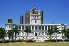 El Palacio de los López, sede del Gobierno de Paraguay, en Asunción, con palmeras y cielo azul