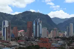 Los rascacielos del centro de Bogotá con el cerro de Monserrate detrás