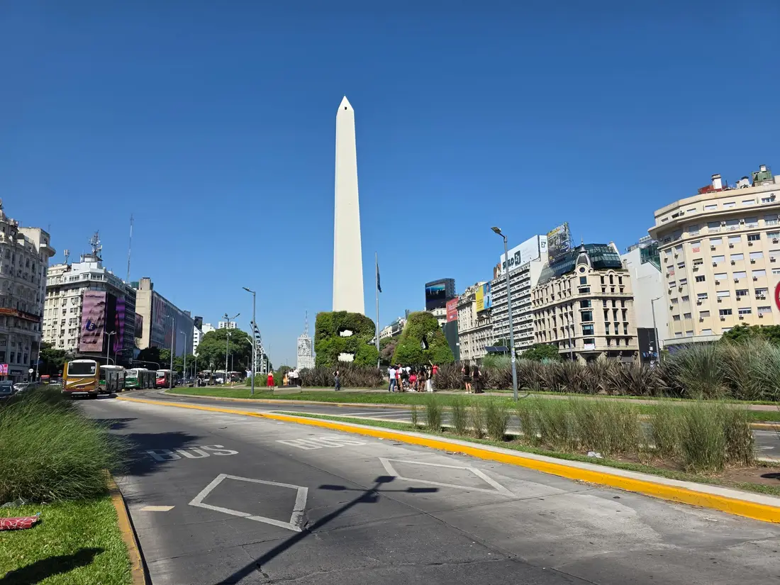 El Obelisco de Buenos Aires en la avenida 9 de Julio, con el cielo despejado