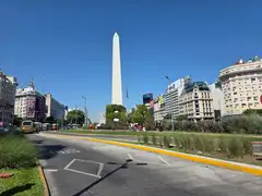 El Obelisco de Buenos Aires en la avenida 9 de Julio, con el cielo despejado