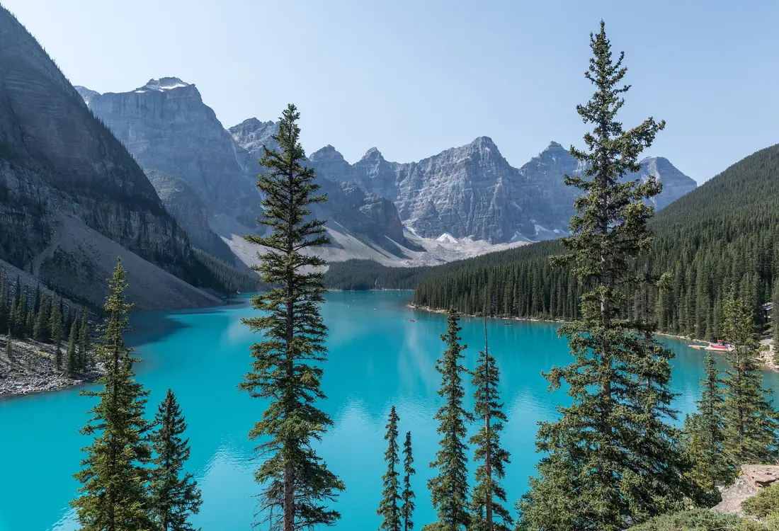 Lago Moraine, de agua turquesa, entre abetos y montañas en el parque nacional de Banff (Alberta)