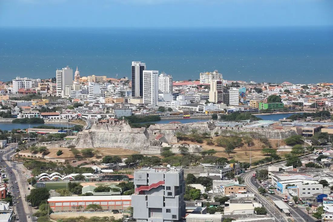 Cartagena de Indias desde el cerro de La Popa, con el Castillo de San Felipe de Barajas y el mar Caribe al fondo