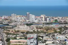 Cartagena de Indias desde el cerro de La Popa, con el Castillo de San Felipe de Barajas y el mar Caribe al fondo