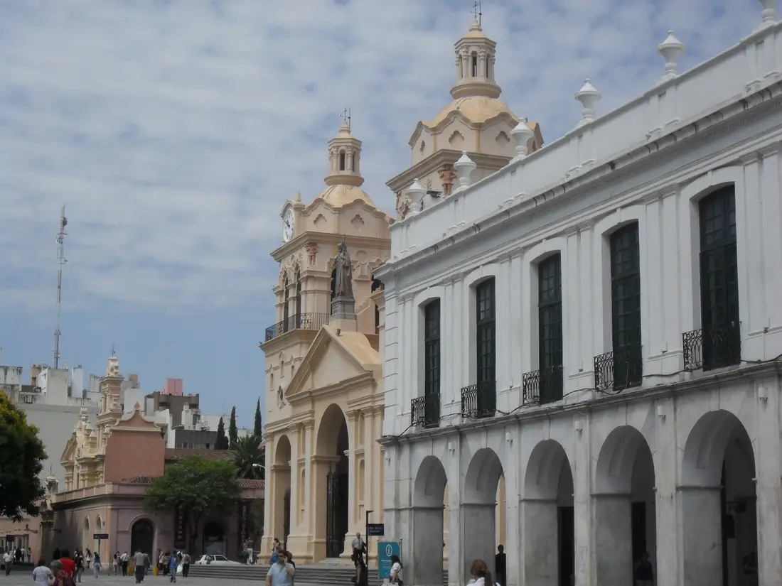 El Cabildo y la Catedral de Córdoba, en Argentina, frente a la plaza San Martín