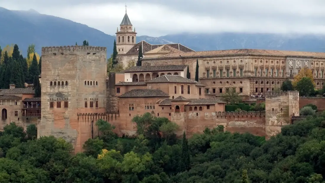 La Alhambra de Granada vista desde el mirador de San Nicolás, con las montañas de Sierra Nevada detrás