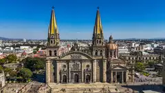 La catedral de Guadalajara y el centro histórico vistos desde el aire, con el cielo despejado
