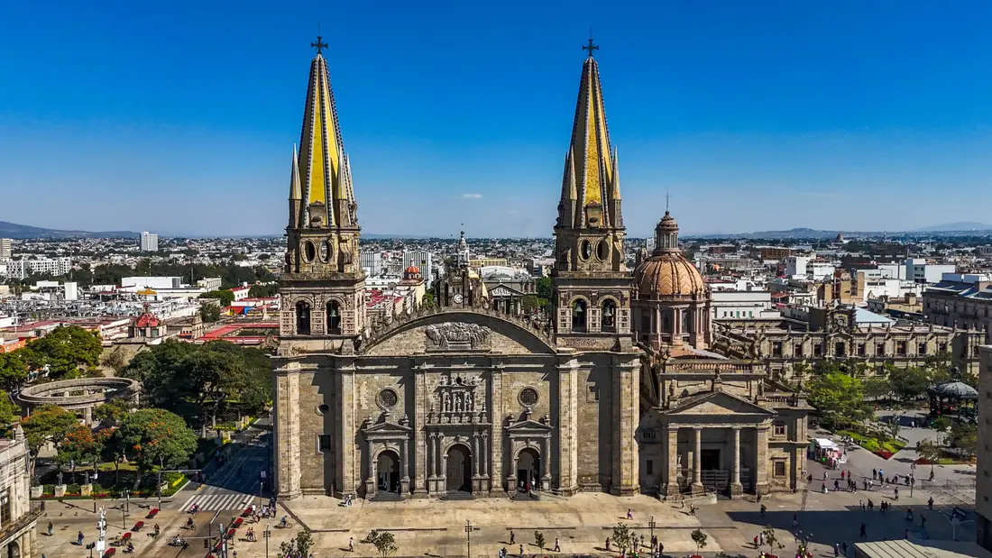 La catedral de Guadalajara y el centro histórico vistos desde el aire, con el cielo despejado