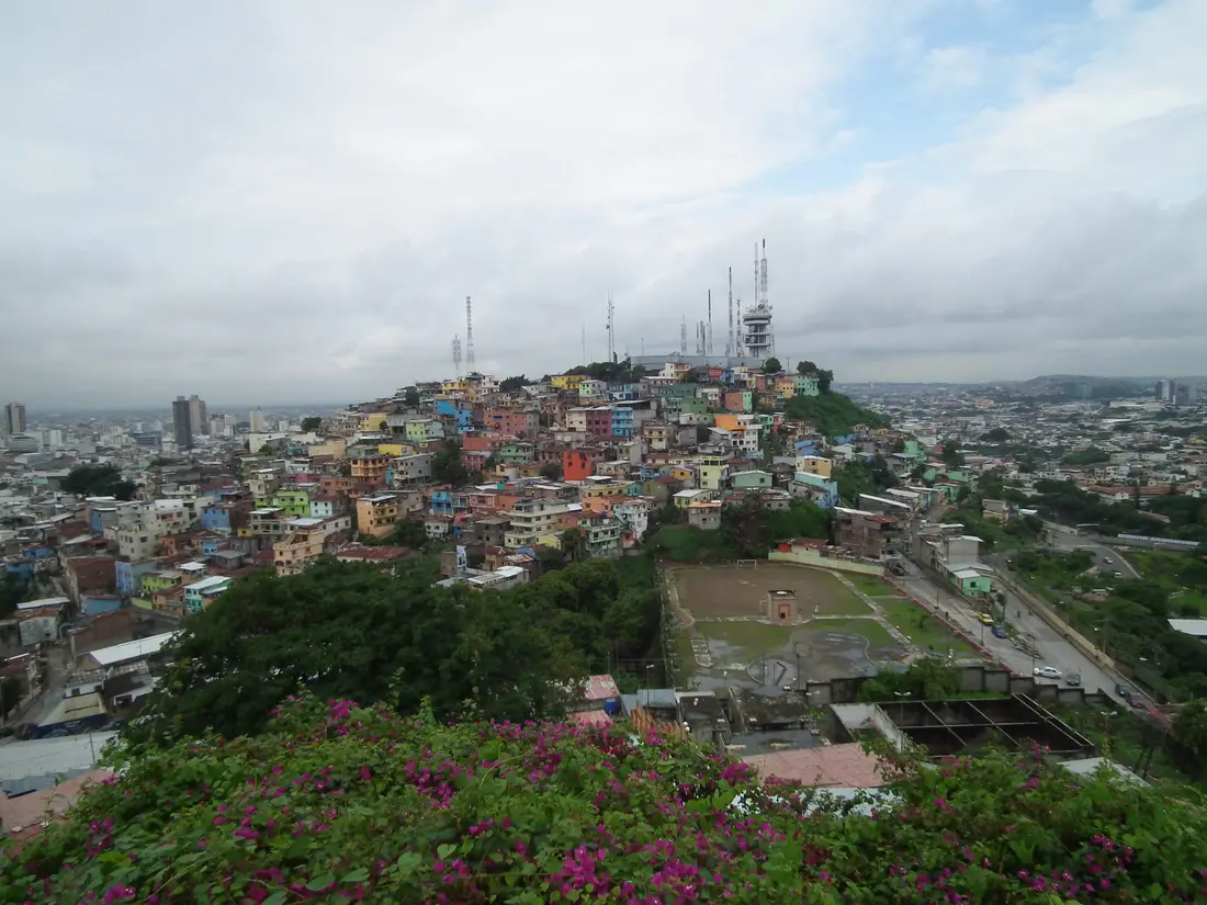 Las casas de colores del barrio Las Peñas y el cerro Santa Ana, en Guayaquil