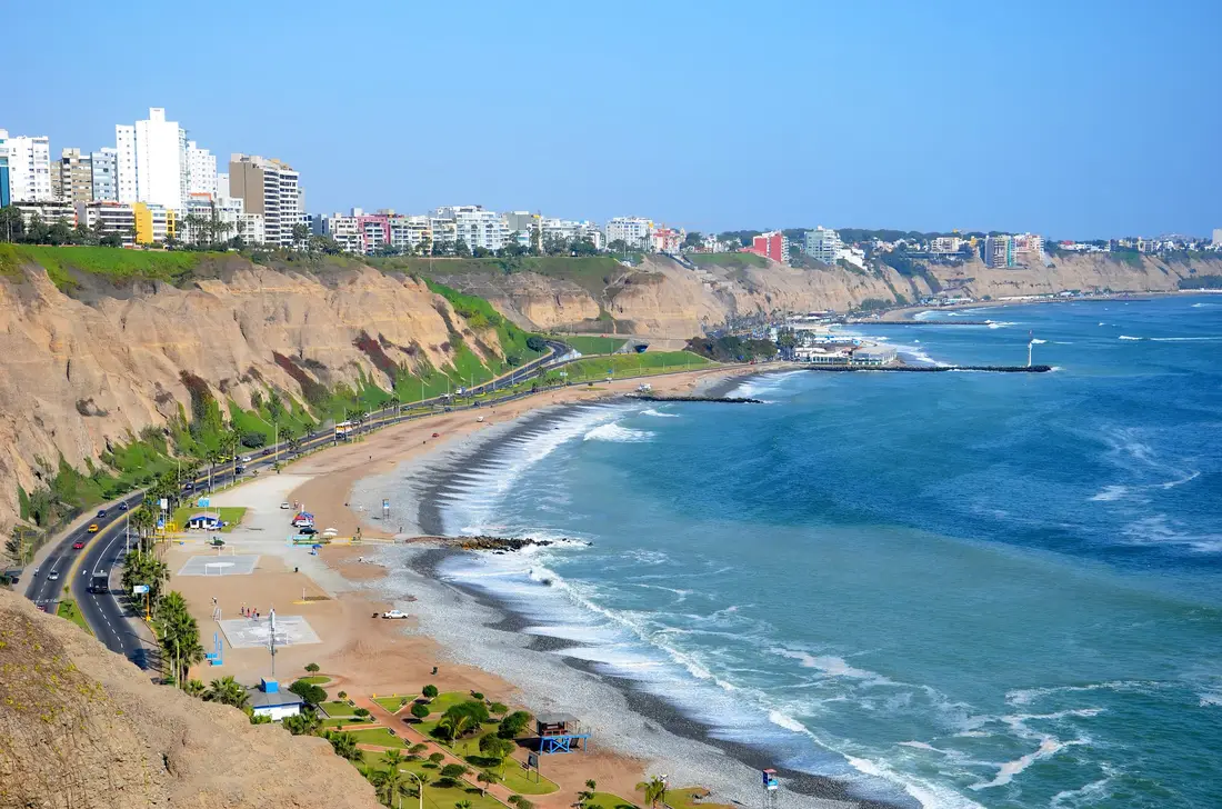 Los acantilados de la Costa Verde y los edificios de Miraflores sobre el océano Pacífico, en Lima