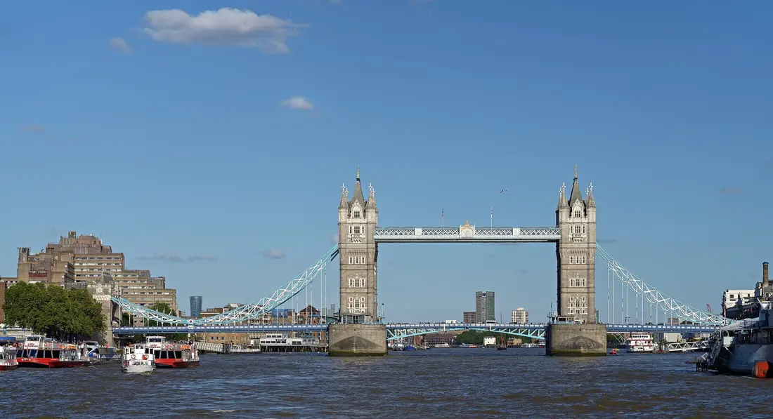 El Tower Bridge de Londres visto desde el río Támesis en un día despejado