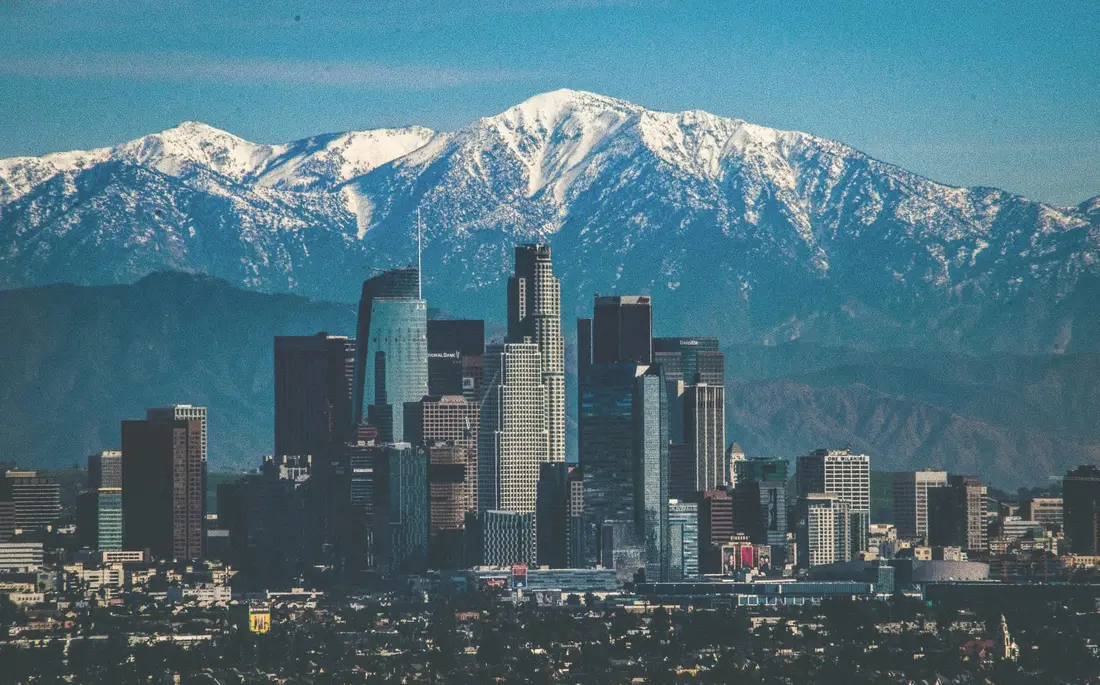 Rascacielos del centro de Los Ángeles con las montañas de San Gabriel nevadas al fondo
