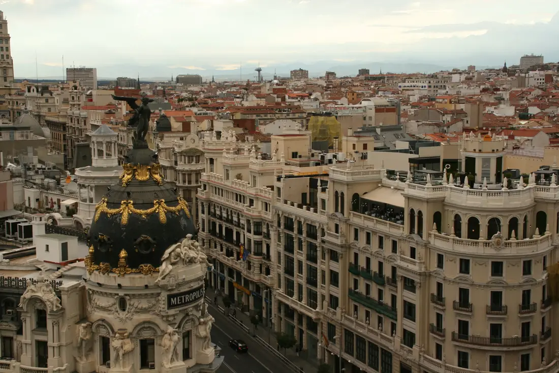 El edificio Metrópolis al principio de la Gran Vía de Madrid, visto desde la azotea del Círculo de Bellas Artes