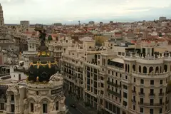 El edificio Metrópolis al principio de la Gran Vía de Madrid, visto desde la azotea del Círculo de Bellas Artes
