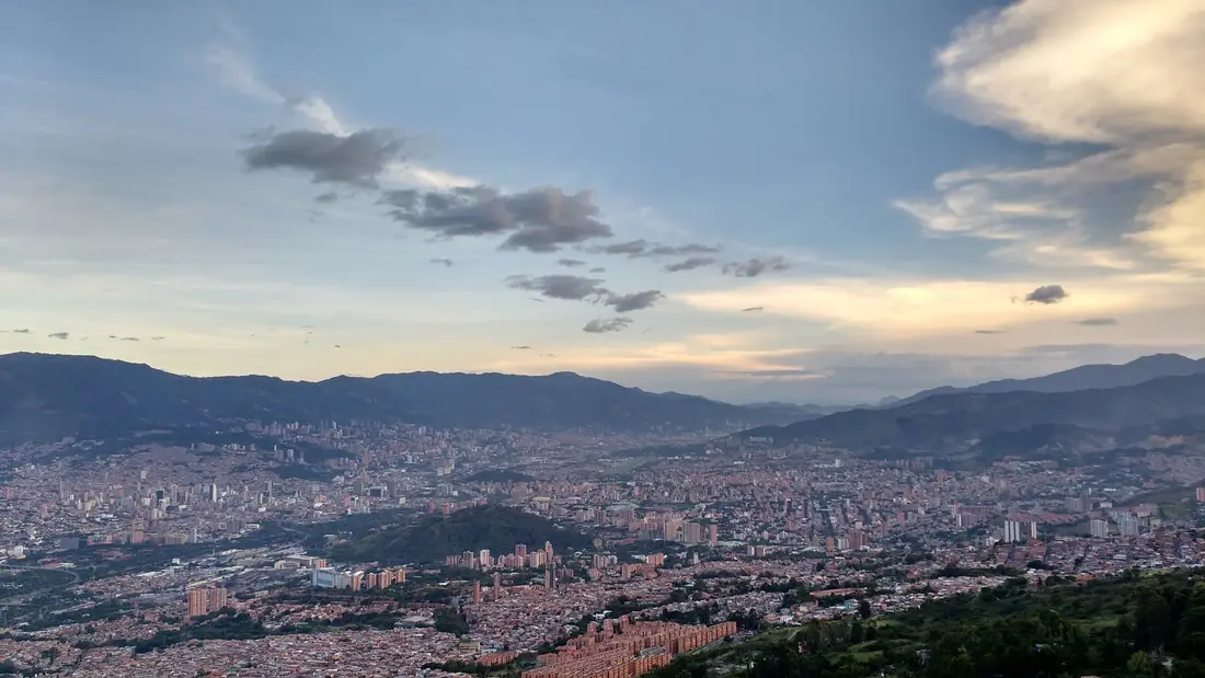 Medellín y el valle de Aburrá rodeados de montañas, vistos desde el cerro El Picacho por la tarde