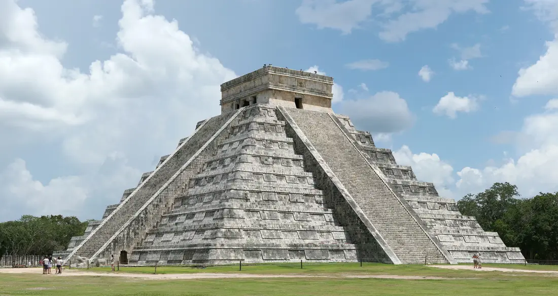 La pirámide de Kukulcán, El Castillo, en Chichén Itzá (Yucatán), bajo un cielo azul con nubes