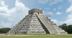 La pirámide de Kukulcán, El Castillo, en Chichén Itzá (Yucatán), bajo un cielo azul con nubes