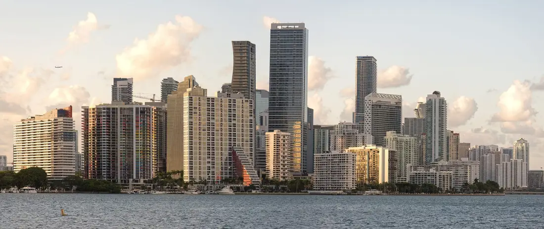 Rascacielos de Brickell, en Miami, vistos desde la bahía de Biscayne con luz de última hora de la tarde