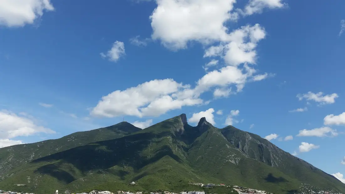 El Cerro de la Silla, el perfil más conocido de Monterrey, bajo un cielo azul con nubes