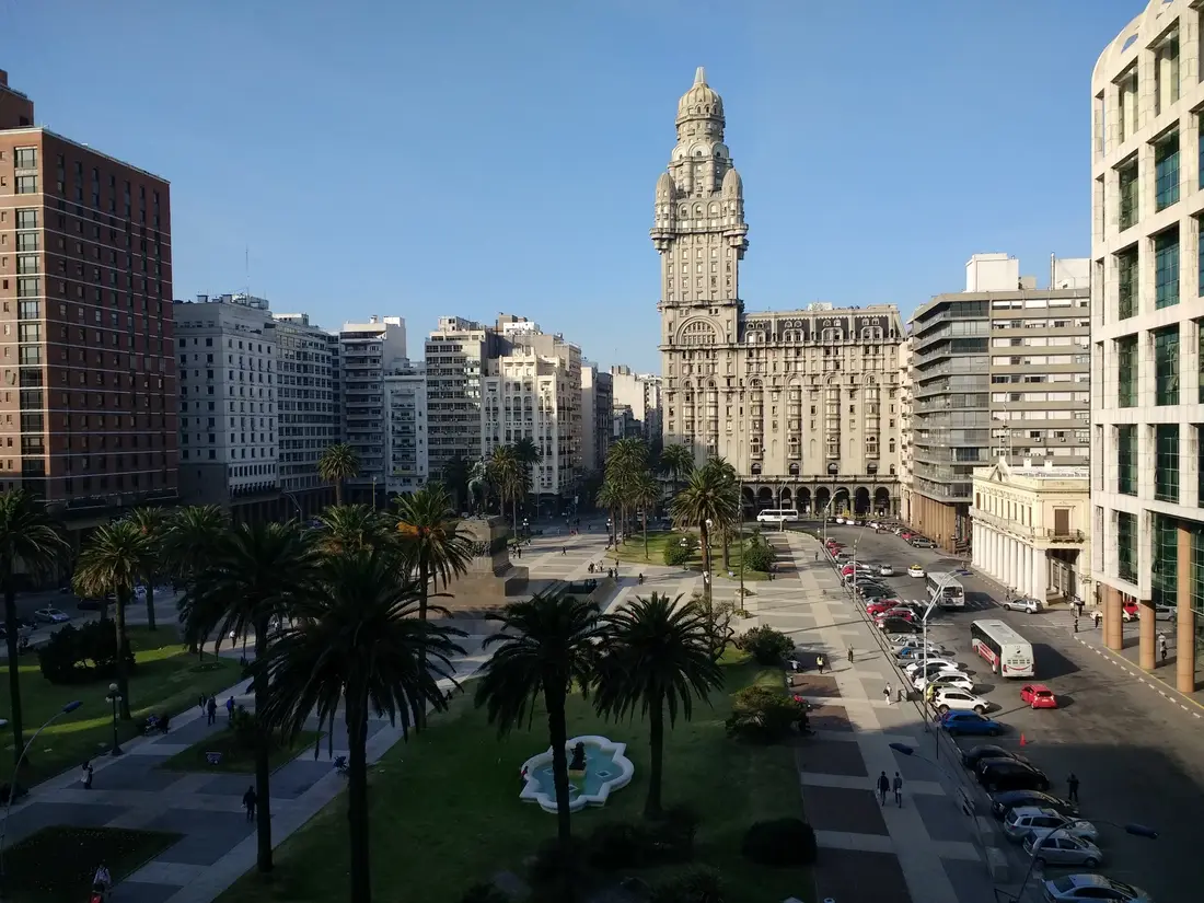 La Plaza Independencia de Montevideo con el Palacio Salvo, vista desde lo alto
