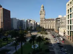 La Plaza Independencia de Montevideo con el Palacio Salvo, vista desde lo alto