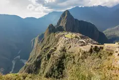 La ciudadela inca de Machu Picchu con el Huayna Picchu y las montañas del valle del Urubamba