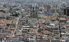 El centro histórico de Quito visto desde El Panecillo, con la Basílica del Voto Nacional