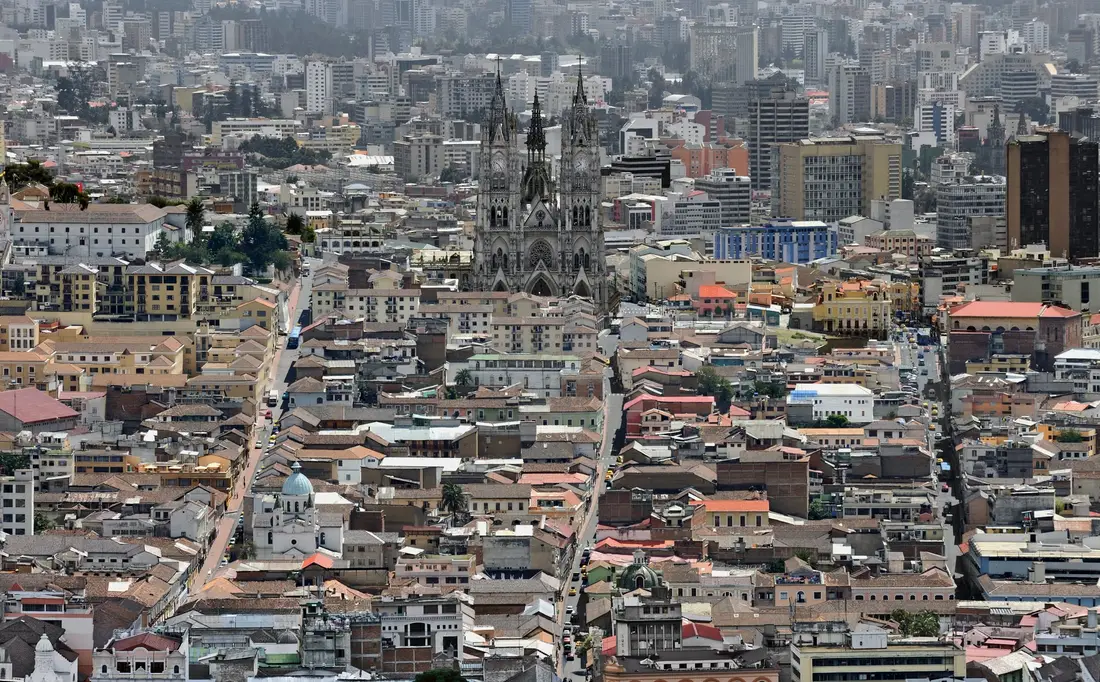 El centro histórico de Quito visto desde El Panecillo, con la Basílica del Voto Nacional