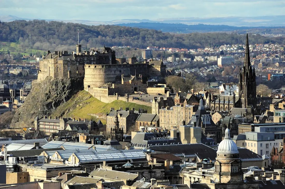 Castillo de Edimburgo sobre su roca, por encima de los tejados del centro de la ciudad, en Escocia