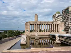 El Monumento Nacional a la Bandera de Rosario, junto al río Paraná