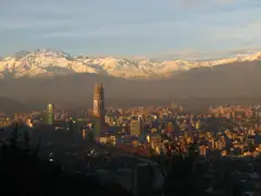 Santiago de Chile con la Gran Torre Santiago y la cordillera de los Andes nevada detrás, a última hora de la tarde