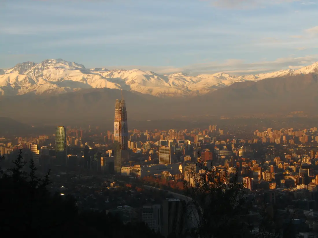 Santiago de Chile con la Gran Torre Santiago y la cordillera de los Andes nevada detrás, a última hora de la tarde