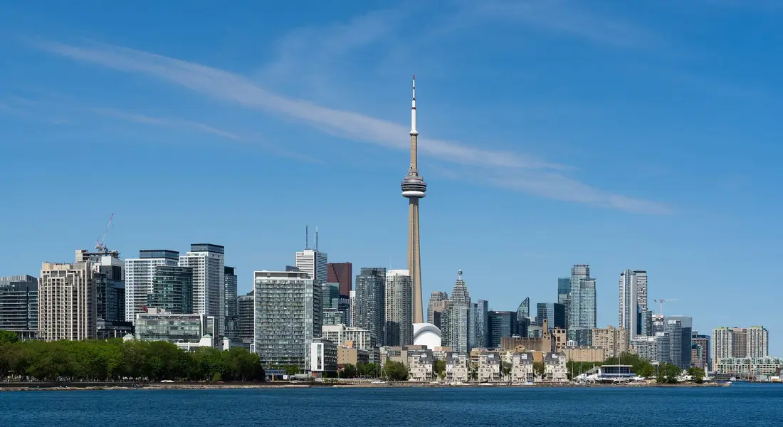 Skyline de Toronto con la CN Tower, visto desde Trillium Park al otro lado del agua
