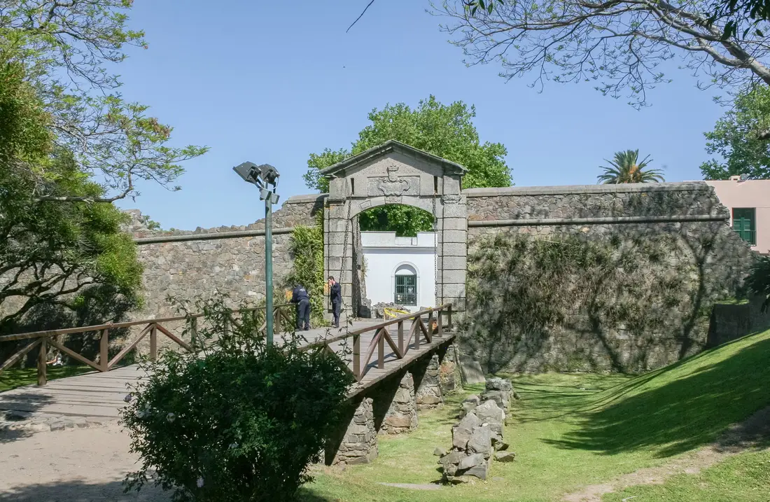 El Portón de Campo y la muralla del Barrio Histórico de Colonia del Sacramento, en Uruguay