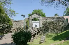 El Portón de Campo y la muralla del Barrio Histórico de Colonia del Sacramento, en Uruguay
