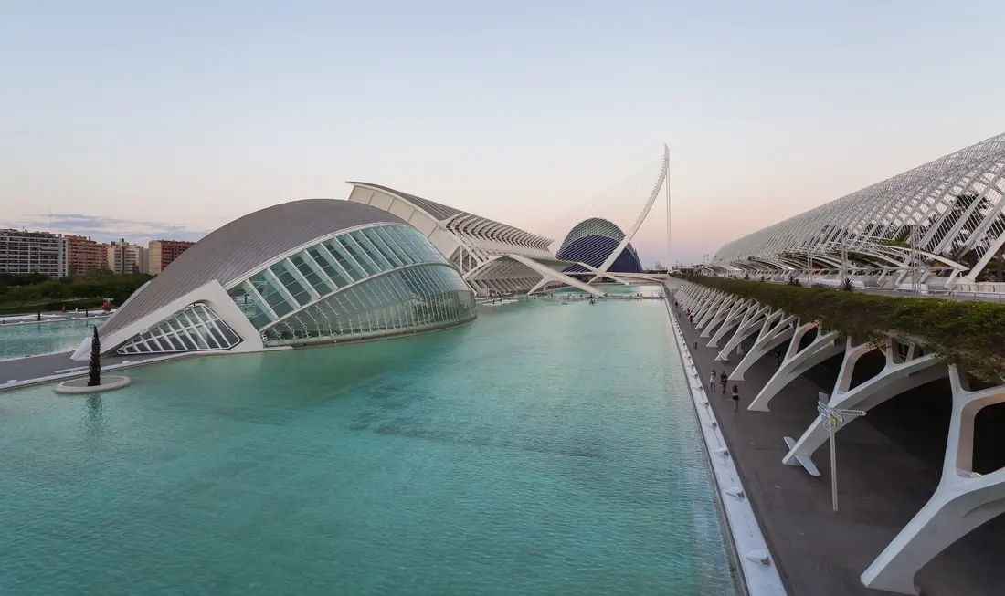 La Ciudad de las Artes y las Ciencias de Valencia, con el Hemisfèric y el Museo de las Ciencias junto al estanque
